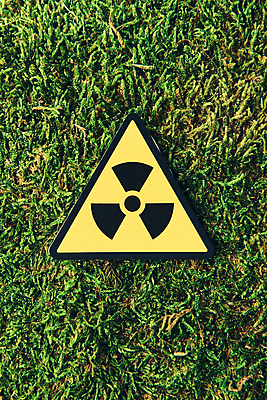 포토 JPG 스튜디오촬영 실내 잔디 사람없음 하이앵글 팻말 위험 원자력 방사능 원자력발전기호 표식 국내포토 식물 기호 뷰포인트 컨셉 프레임 내부 에너지 파일형식
