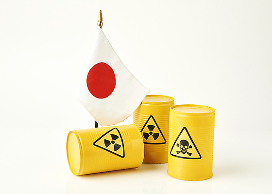 포토 JPG 스튜디오촬영 실내 사람없음 위험물 위험 흰배경 드럼통 일장기 원자력 방사능 원자력발전기호 해골모형 국내포토 기호 백그라운드 컨셉 내부 모형 에너지 흰색 국기 파일형식