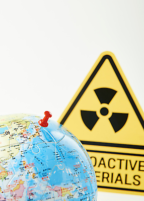 포토 JPG 스튜디오촬영 실내 사람없음 지구본 압정 위험 흰배경 원자력 방사능 원자력발전기호 표식 국내포토 기호 백그라운드 컨셉 내부 사무용품 에너지 흰색 파일형식
