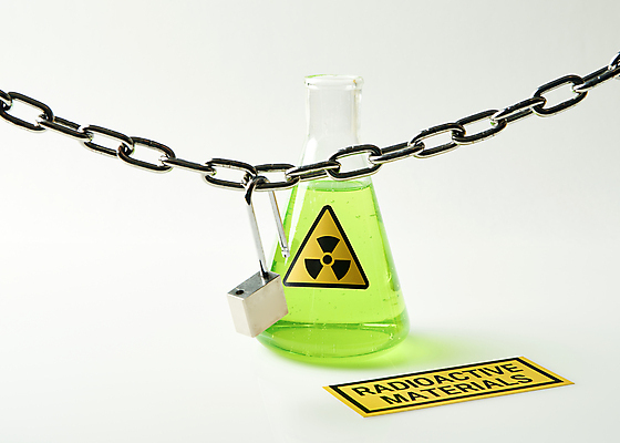 포토 JPG 스튜디오촬영 자물쇠 실내 사람없음 금지 위험물 위험 쇠사슬 흰배경 삼각플라스크 원자력 방사능 원자력발전기호 국내포토 기호 백그라운드 컨셉 내부 에너지 흰색 플라스크 파일형식