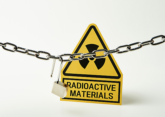 포토 JPG 스튜디오촬영 자물쇠 실내 사람없음 팻말 금지 위험 쇠사슬 흰배경 원자력 방사능 원자력발전기호 표식 국내포토 기호 백그라운드 컨셉 프레임 내부 에너지 흰색 파일형식