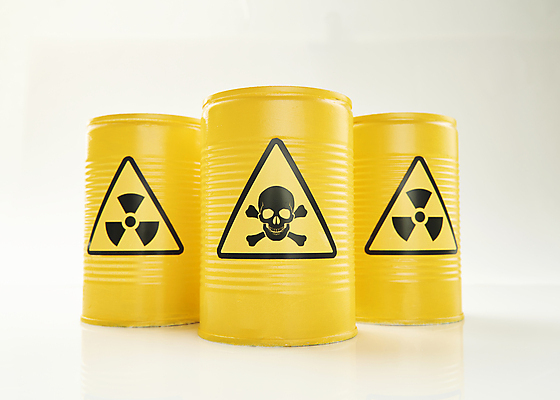 포토 JPG 스튜디오촬영 해골 실내 사람없음 위험물 위험 흰배경 드럼통 원자력 방사능 원자력발전기호 국내포토 기호 백그라운드 컨셉 뼈 내부 에너지 흰색 파일형식