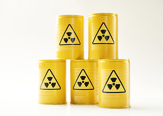 포토 JPG 스튜디오촬영 실내 사람없음 쌓기 위험물 위험 흰배경 드럼통 원자력 방사능 원자력발전기호 국내포토 기호 백그라운드 컨셉 모션 내부 에너지 흰색 파일형식