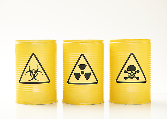 포토 JPG 스튜디오촬영 해골 실내 사람없음 위험물 위험 흰배경 드럼통 원자력 방사능 원자력발전기호 국내포토 기호 백그라운드 컨셉 뼈 내부 에너지 흰색 파일형식
