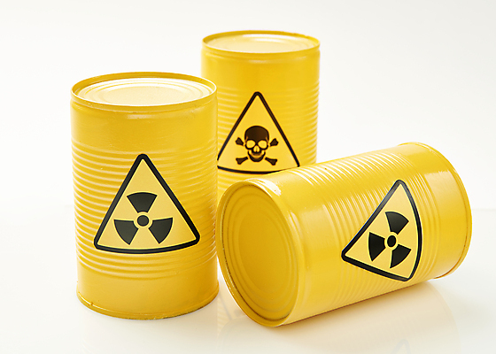 포토 JPG 스튜디오촬영 해골 실내 사람없음 위험물 위험 흰배경 드럼통 원자력 방사능 원자력발전기호 국내포토 기호 백그라운드 컨셉 뼈 내부 에너지 흰색 파일형식