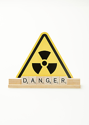 포토 JPG 스튜디오촬영 실내 사람없음 단어 위험 흰배경 원자력 방사능 원자력발전기호 표식 나무블록 국내포토 문자 기호 백그라운드 컨셉 내부 목재 블록 에너지 흰색 파일형식