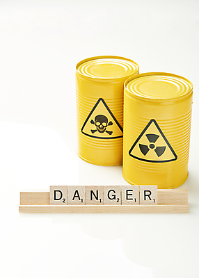 포토 JPG 스튜디오촬영 해골 실내 사람없음 단어 위험 흰배경 드럼통 원자력 방사능 원자력발전기호 나무블록 국내포토 문자 기호 백그라운드 컨셉 뼈 내부 목재 블록 에너지 흰색 파일형식