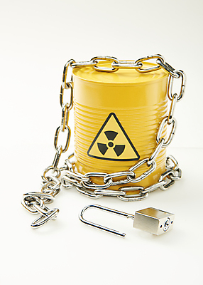 포토 JPG 스튜디오촬영 자물쇠 실내 사람없음 피해 위험물 위험 쇠사슬 흰배경 드럼통 원자력 방사능 국내포토 백그라운드 컨셉 내부 에너지 흰색 파일형식