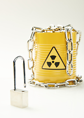 포토 JPG 스튜디오촬영 자물쇠 실내 사람없음 피해 위험물 위험 쇠사슬 흰배경 드럼통 원자력 방사능 국내포토 백그라운드 컨셉 내부 에너지 흰색 파일형식
