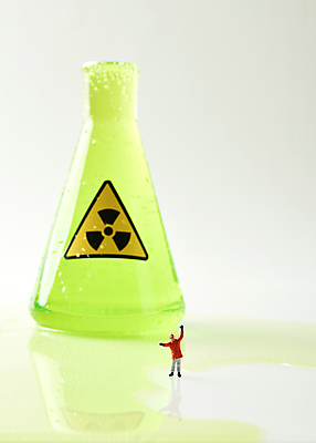 포토 JPG 스튜디오촬영 실내 사람없음 피해 흐름 위험물 위험 가득함 흰배경 인물미니어처 삼각플라스크 원자력 방사능 국내포토 백그라운드 컨셉 내부 미니어처 에너지 흰색 플라스크 파일형식