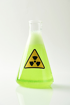 포토 JPG 스튜디오촬영 실내 사람없음 피해 위험물 위험 흰배경 삼각플라스크 원자력 방사능 국내포토 백그라운드 컨셉 내부 에너지 흰색 플라스크 파일형식