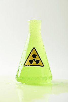 포토 JPG 스튜디오촬영 실내 사람없음 피해 위험물 위험 가득함 흰배경 삼각플라스크 원자력 방사능 국내포토 백그라운드 컨셉 내부 에너지 흰색 플라스크 파일형식