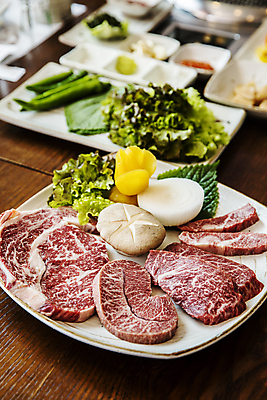 포토 JPG 접시 음식 실내 생고기 사람없음 버섯 소고기 경상남도 담기 한우 하동 국내포토 식기 모션 육류 내부 경상도 파일형식