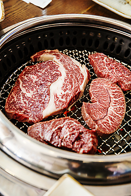 포토 JPG 음식 실내 생고기 사람없음 소고기 경상남도 굽기 불판 한우 하동 국내포토 육류 내부 경상도 구이 파일형식