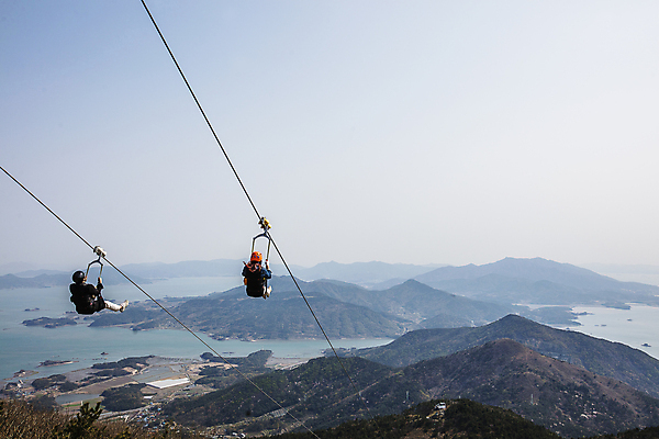 포토 JPG 주간 전신 바다 하늘 산 사람 풍경 야외 두명 뒷모습 경상남도 익스트림스포츠 하동 짚트랙 국내포토 자연요소 스포츠 뷰포인트 레포츠 경상도 파일형식