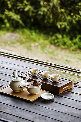포토 JPG 주간 사람없음 야외 아웃포커스 차 찻잔 다기 다도 찻주전자 경상남도 툇마루 하동 국내포토 자연요소 음료 주전자 잔 촬영기법 예절 마루_인테리어 경상도 파일형식