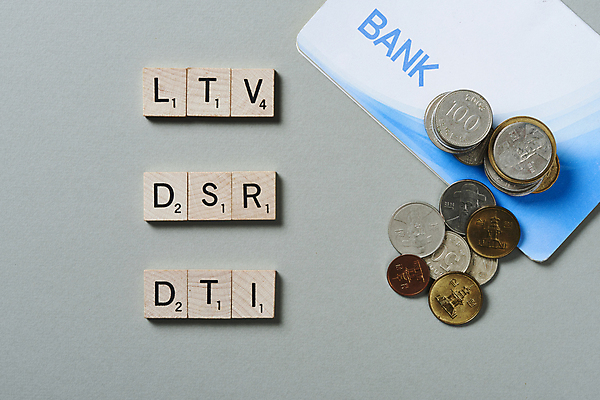 포토 JPG 스튜디오촬영 회색배경 부동산 실내 사람없음 단어 하이앵글 동전 계약 통장 부동산거래 부동산시장 부동산정책 분양 나무블록 주택대출 담보대출 국내포토 문자 뷰포인트 백그라운드 돈 비즈니스 내부 목재 금융 블록 회색 시장 재산 대출 정책 파일형식