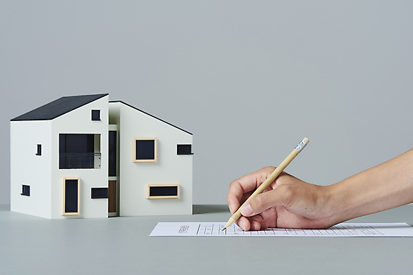 포토 JPG 스튜디오촬영 손 회색배경 부동산 주택 실내 들기 신체부위 연필 계약 문서 건축모형 계약서 부동산거래 부동산시장 부동산정책 분양 서류작성 주택대출 국내포토 백그라운드 비즈니스 모션 학용품 사람 내부 건물 필기구 모형 회색 기록 시장 재산 대출 정책 파일형식