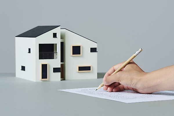 포토 JPG 스튜디오촬영 손 회색배경 부동산 주택 실내 들기 신체부위 연필 계약 문서 계약서 부동산거래 부동산시장 부동산정책 분양 서류작성 주택대출 국내포토 백그라운드 비즈니스 모션 학용품 사람 내부 건물 필기구 회색 기록 시장 재산 대출 정책 파일형식