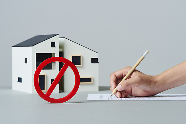 포토 JPG 스튜디오촬영 손 회색배경 부동산 주택 실내 들기 신체부위 연필 금지 계약 문서 건축모형 계약서 부동산거래 부동산시장 부동산정책 분양 서류작성 주택대출 국내포토 백그라운드 비즈니스 모션 학용품 사람 내부 건물 필기구 모형 회색 기록 시장 재산 대출 정책 파일형식