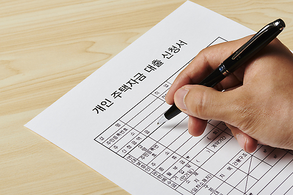 포토 JPG 스튜디오촬영 손 부동산 실내 들기 신체부위 볼펜 기록 계약 문서 부동산거래 부동산시장 부동산정책 분양 서류작성 주택대출 신청 나무배경 국내포토 백그라운드 비즈니스 모션 사람 내부 펜 시장 재산 대출 정책 파일형식