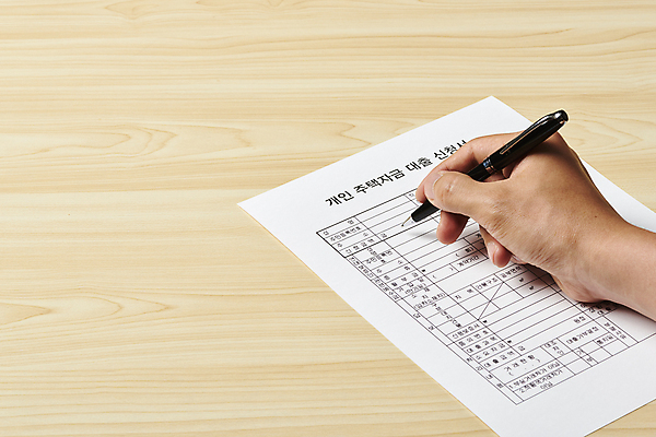 포토 JPG 스튜디오촬영 손 부동산 실내 들기 신체부위 볼펜 기록 계약 문서 부동산거래 부동산시장 부동산정책 분양 서류작성 주택대출 신청 나무배경 국내포토 백그라운드 비즈니스 모션 사람 내부 펜 시장 재산 대출 정책 파일형식