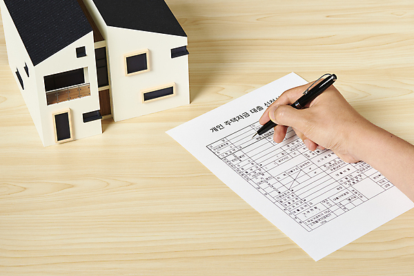 포토 JPG 스튜디오촬영 손 부동산 주택 실내 들기 신체부위 볼펜 기록 계약 문서 건축모형 부동산거래 부동산시장 부동산정책 분양 서류작성 주택대출 신청 나무배경 국내포토 백그라운드 비즈니스 모션 사람 내부 건물 펜 모형 시장 재산 대출 정책 파일형식