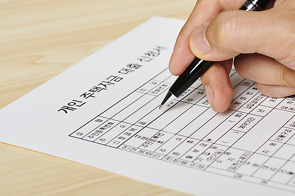 포토 JPG 스튜디오촬영 손 부동산 실내 들기 신체부위 볼펜 기록 계약 문서 부동산거래 부동산시장 부동산정책 분양 서류작성 주택대출 신청 나무배경 국내포토 백그라운드 비즈니스 모션 사람 내부 펜 시장 재산 대출 정책 파일형식