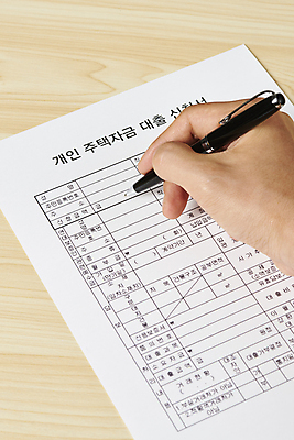 포토 JPG 스튜디오촬영 손 부동산 실내 들기 신체부위 볼펜 기록 계약 문서 부동산거래 부동산시장 부동산정책 분양 서류작성 주택대출 신청 나무배경 국내포토 백그라운드 비즈니스 모션 사람 내부 펜 시장 재산 대출 정책 파일형식