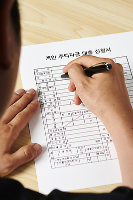 포토 JPG 스튜디오촬영 손 남자 부동산 실내 한명 20대 성인 뒷모습 볼펜 한국인 기록 계약 문서 부동산거래 부동산시장 부동산정책 분양 서류작성 성인남자한명만 주택대출 신청 나무배경 국내포토 1 뷰포인트 백그라운드 비즈니스 사람 동양인 청년 내부 신체부위 펜 시장 재산 대출 정책 남자한명만 성인남자만 파일형식