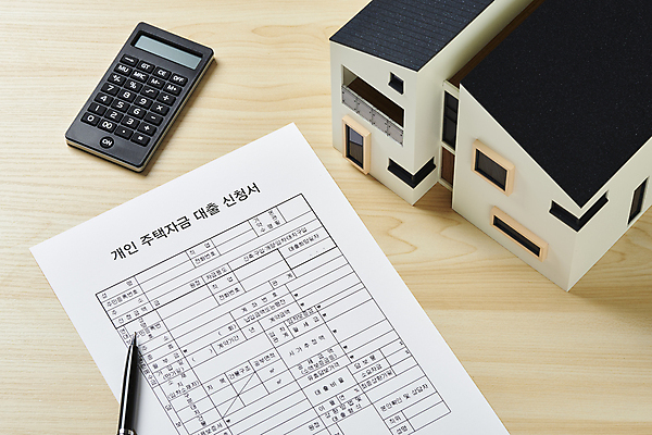 포토 JPG 스튜디오촬영 부동산 주택 실내 사람없음 볼펜 계산기 계약 문서 건축모형 부동산거래 부동산시장 부동산정책 분양 주택대출 신청 나무배경 국내포토 백그라운드 비즈니스 문구용품 내부 건물 펜 모형 장비 시장 재산 대출 정책 파일형식