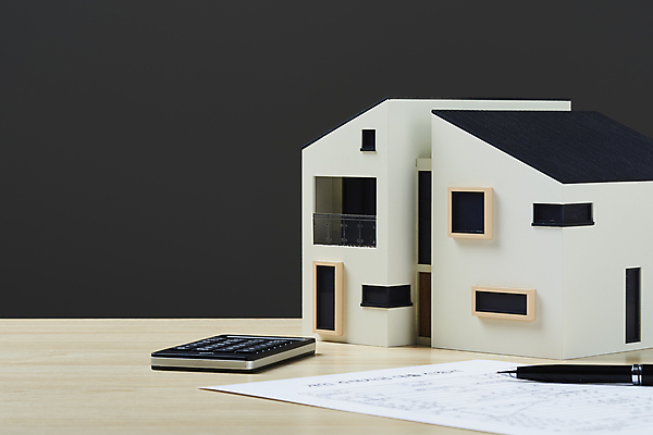 포토 JPG 스튜디오촬영 검은배경 부동산 주택 실내 사람없음 볼펜 계산기 금지 계약 문서 건축모형 부동산거래 부동산시장 부동산정책 분양 주택대출 신청 국내포토 백그라운드 비즈니스 문구용품 내부 건물 펜 모형 검은색 장비 시장 재산 대출 정책 파일형식