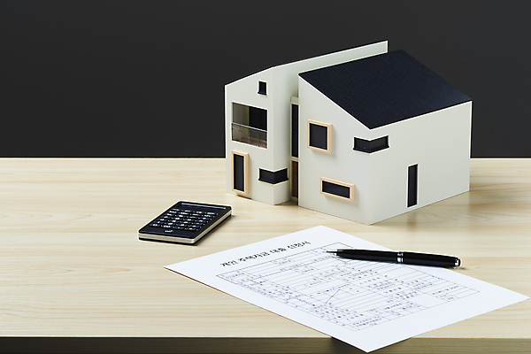 포토 JPG 스튜디오촬영 검은배경 부동산 주택 실내 사람없음 볼펜 계산기 계약 문서 건축모형 부동산거래 부동산시장 부동산정책 분양 주택대출 신청 국내포토 백그라운드 비즈니스 문구용품 내부 건물 펜 모형 검은색 장비 시장 재산 대출 정책 파일형식