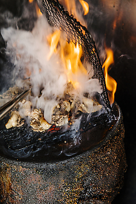 포토 JPG 불 실내 돼지고기 사람없음 연기 그릴 경상북도 굽기 불고기 김천 숯불구이 국내포토 자연요소 한식 주방용품 육류 내부 경상도 구이 파일형식