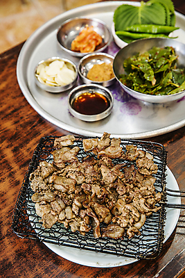 포토 JPG 접시 쟁반 실내 돼지고기 사람없음 그릴 경상북도 불고기 김천 백반 숯불구이 양은그릇 국내포토 그릇 식기 한식 주방용품 육류 내부 경상도 구이 파일형식