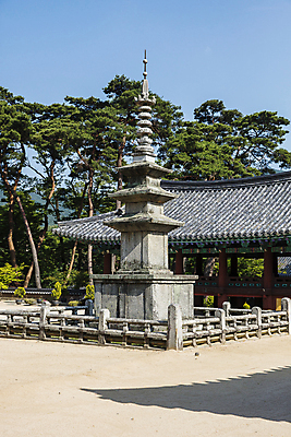 포토 JPG 주간 나무 하늘 풍경 사람없음 야외 사찰 석탑 경상북도 김천 대웅전 직지사 국내포토 자연요소 식물 불교 종교건축 탑 경상도 파일형식