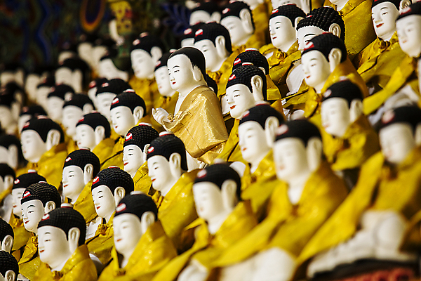 포토 JPG 실내 사람없음 아웃포커스 사찰 석탑 소프트포커스 경상북도 불상 부처 김천 대웅전 부처님상 삼천불 직지사 국내포토 불교 종교건축 촬영기법 내부 탑 경상도 파일형식