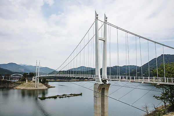 포토 JPG 주간 산 풍경 사람없음 야외 강 경상북도 김천 출렁다리 국내포토 자연요소 다리_건축물 경상도 파일형식