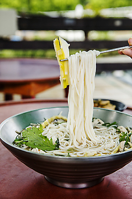 포토 JPG 주간 젓가락 식탁 실내 들기 사람없음 아웃포커스 면 전라남도 국수 담양 젓가락질 국내포토 자연요소 음식 모션 탁자 촬영기법 수저 손짓 내부 면류 전라도 파일형식