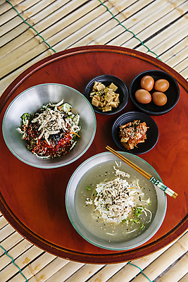 포토 JPG 주간 반찬 여름음식 실내 사람없음 전라남도 밥상 나무젓가락 나무쟁반 담양 비빔국수 제철 초계국수 제철음식 국내포토 자연요소 음식 젓가락 탁자 쟁반 내부 목재 전라도 국수 파일형식 여름_계절