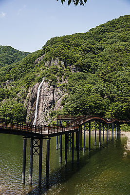 포토 JPG 주간 호수 자연 산 풍경 사람없음 야외 폭포 전라남도 나무다리 담양 국내포토 자연요소 다리_건축물 전라도 생태계 파일형식
