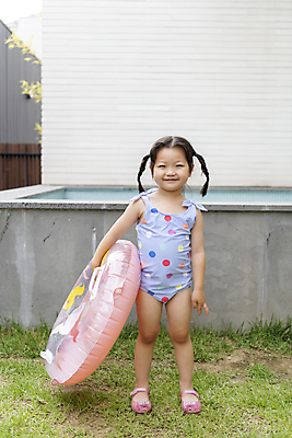 포토 JPG 주간 전신 여자 수영복 딸 어린이 물놀이 가족여행 야외수영장 수영장 한명 서기 미소 들기 소녀 야외 앞모습 여름휴가 바캉스 한국인 가족라이프 즐거움 튜브 소녀한명만 국내포토 자연요소 1 라이프스타일 옷 감정 뷰포인트 여행 가족 모션 놀이 휴가 표정 사람 동양인 여자한명만 소녀만 파일형식 여름_계절