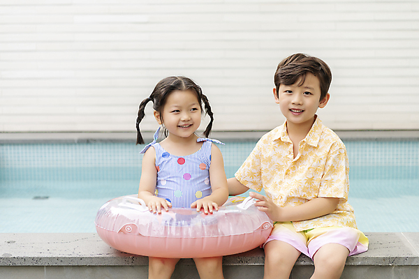 포토 JPG 주간 응시 여자 남자 수영복 딸 행복 아들 어린이 가족 물놀이 가족여행 야외수영장 수영장 남매 미소 앉기 소녀 소년 상반신 야외 두명 앞모습 여름휴가 바캉스 한국인 가족라이프 즐거움 튜브 어린이만 국내포토 자연요소 라이프스타일 시선 옷 감정 뷰포인트 여행 관계 모션 놀이 휴가 표정 사람 동양인 파일형식 여름_계절