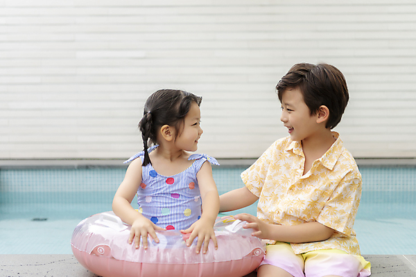 포토 JPG 주간 여자 남자 수영복 딸 아들 어린이 가족 물놀이 가족여행 야외수영장 수영장 남매 미소 앉기 소녀 소년 상반신 야외 두명 앞모습 여름휴가 바캉스 마주보기 한국인 가족라이프 즐거움 튜브 어린이만 국내포토 자연요소 라이프스타일 옷 감정 뷰포인트 여행 관계 모션 놀이 휴가 표정 사람 동양인 파일형식 여름_계절