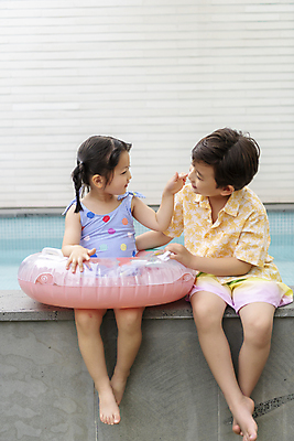 포토 JPG 주간 전신 여자 남자 수영복 딸 아들 어린이 가족 물놀이 가족여행 야외수영장 수영장 남매 미소 앉기 소녀 소년 야외 두명 앞모습 여름휴가 바캉스 마주보기 한국인 가족라이프 즐거움 튜브 어린이만 국내포토 자연요소 라이프스타일 옷 감정 뷰포인트 여행 관계 모션 놀이 휴가 표정 사람 동양인 파일형식 여름_계절