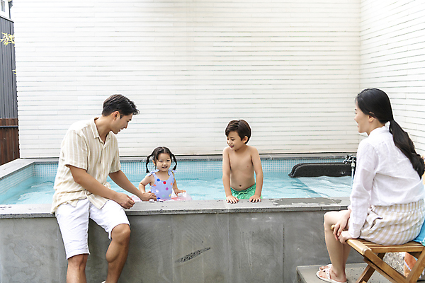 포토 JPG 주간 전신 응시 여자 남자 수영복 딸 행복 아들 어린이 의자 가족 물놀이 엄마 가족여행 야외수영장 남매 앉기 소녀 소년 여러명 상반신 성인 야외 앞모습 뒷모습 30대 여름휴가 바캉스 한국인 잡기 가족라이프 아빠 즐거움 튜브 국내포토 자연요소 라이프스타일 시선 옷 감정 뷰포인트 여행 가구 다수 관계 모션 놀이 휴가 수영장 사람 동양인 장년 파일형식 여름_계절