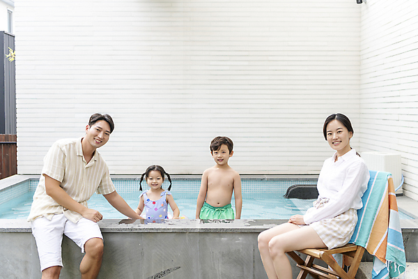 포토 JPG 주간 응시 여자 남자 수영복 딸 행복 아들 어린이 의자 가족 물놀이 엄마 가족여행 야외수영장 남매 미소 앉기 소녀 소년 여러명 상반신 성인 야외 앞모습 옆모습 30대 여름휴가 바캉스 한국인 가족라이프 아빠 즐거움 국내포토 자연요소 라이프스타일 시선 옷 감정 뷰포인트 여행 가구 다수 관계 모션 놀이 휴가 수영장 표정 사람 동양인 장년 파일형식 여름_계절