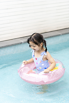 포토 JPG 주간 전신 여자 딸 행복 어린이 가족 물놀이 가족여행 야외수영장 수영장 한명 서기 미소 소녀 야외 옆모습 여름휴가 바캉스 한국인 잡기 가족라이프 즐거움 튜브 소녀한명만 국내포토 자연요소 1 라이프스타일 감정 뷰포인트 여행 관계 모션 놀이 휴가 표정 사람 동양인 여자한명만 소녀만 파일형식 여름_계절