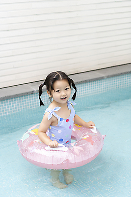 포토 JPG 주간 전신 여자 수영복 딸 행복 어린이 가족 물놀이 가족여행 야외수영장 수영장 한명 서기 미소 소녀 야외 옆모습 여름휴가 바캉스 한국인 잡기 가족라이프 즐거움 튜브 소녀한명만 국내포토 자연요소 1 라이프스타일 옷 감정 뷰포인트 여행 관계 모션 놀이 휴가 표정 사람 동양인 여자한명만 소녀만 파일형식 여름_계절