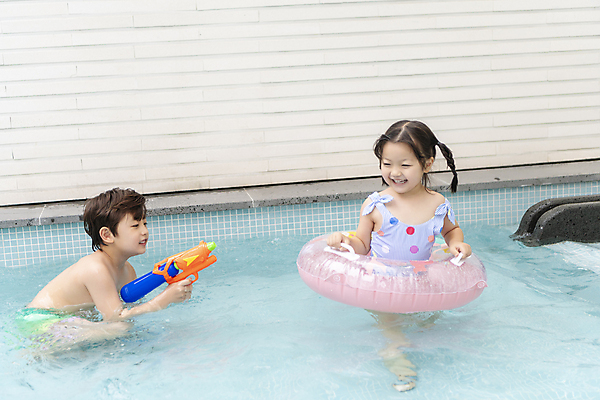 포토 JPG 주간 전신 여자 남자 수영복 딸 행복 아들 어린이 가족 물놀이 가족여행 야외수영장 수영장 남매 서기 미소 들기 앉기 소녀 소년 야외 두명 앞모습 옆모습 여름휴가 바캉스 한국인 잡기 가족라이프 즐거움 튜브 물총 어린이만 국내포토 자연요소 라이프스타일 옷 감정 뷰포인트 여행 관계 모션 놀이 휴가 표정 사람 동양인 파일형식 여름_계절